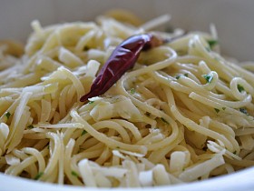 ŠPAGETY AGLIO OLIO E PEPERONCINO