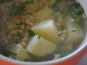 ČESNEČKA S KROUPAMI